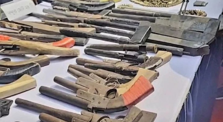 সলিমপুরে বিপুল পরিমাণ অস্ত্র উদ্ধার, আটক ২২